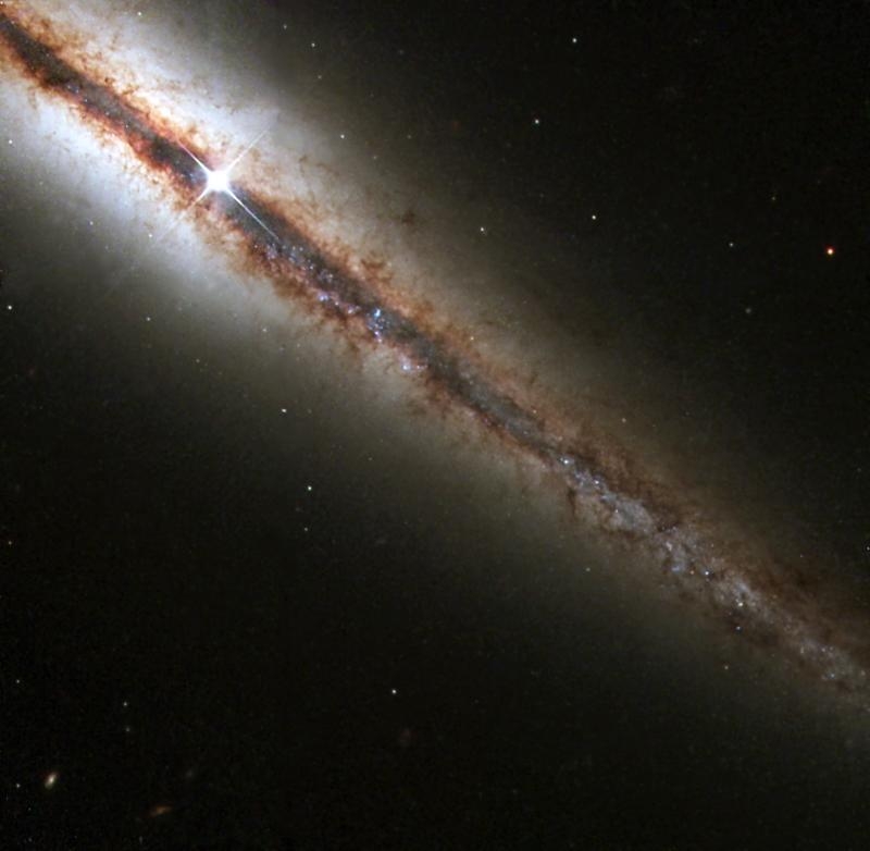 Az NGC 4013 a Hubble Space Telescope (HST, Hubble Űrtávcső) fotóján.