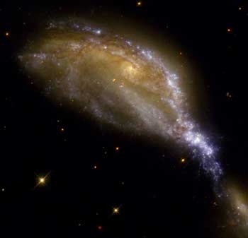 Az NGC 6745 a Hubble Space Telescope (HST, Hubble Űrtávcső) fotóján.