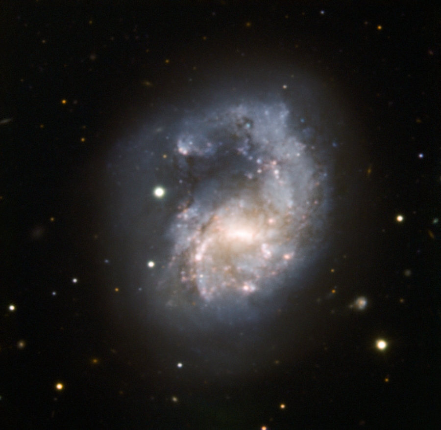 NGC 4027 az ESO (European Southern Observatory) fényképén, ami a 3.58 m-es NTT EFOSC2 műszerével készült.