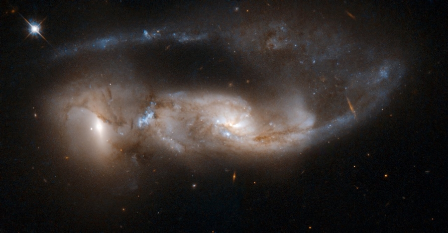 Az NGC 6621-22 a Hubble Space Telescope (HST, Hubble Űrtávcső) fotóján.