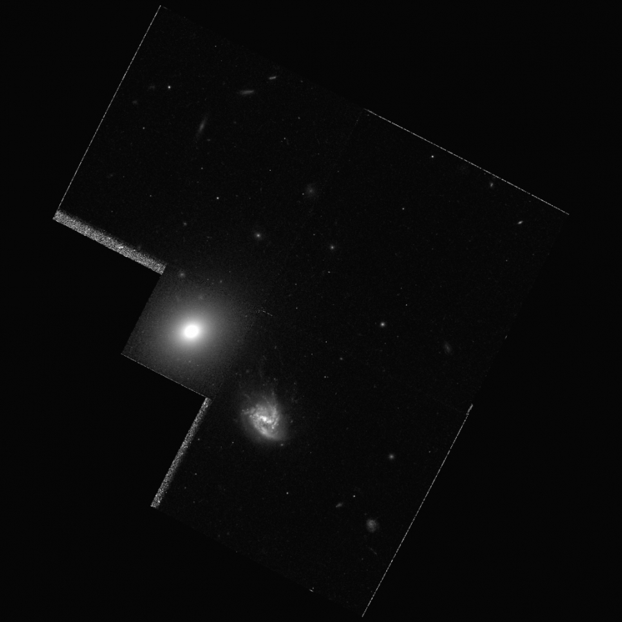 NGC 4858 (lent) a Hubble Űrtávcső (HST) felvételén.