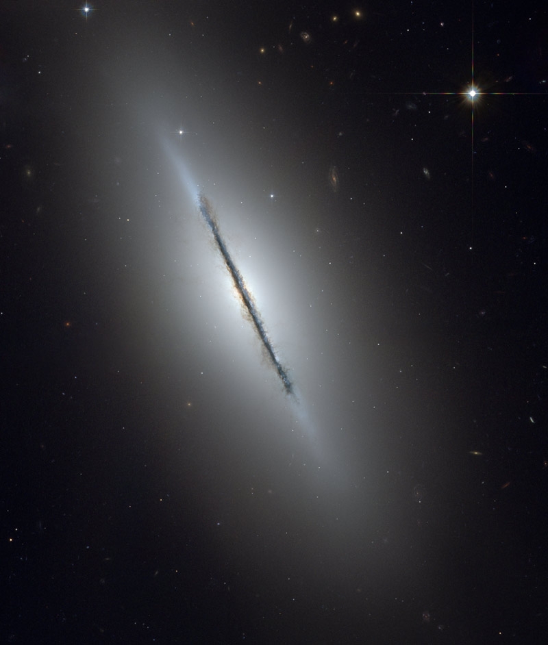 M 102 a Hubble Űrtávcső (HST) felvételén.