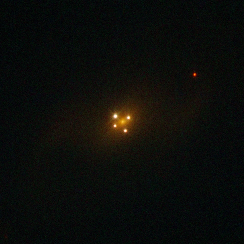 Az Einstein-kereszt (QSO 2237+0305) a Hubble Űrtávcső (HST) felvételén.