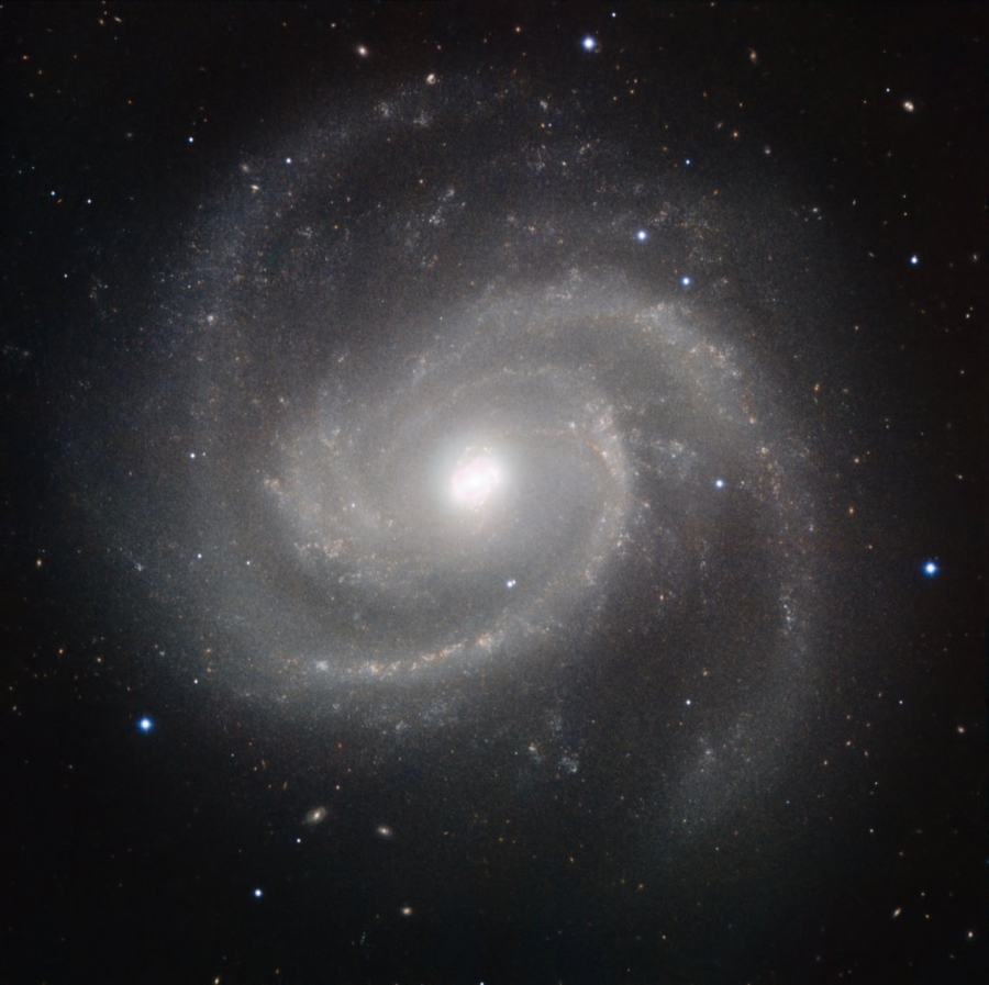 Az ESO 8.2m-es VLT távcsövére szerelt HAWK-I műszerrel közeli infravörösben készült felvétel az M 100-ról.