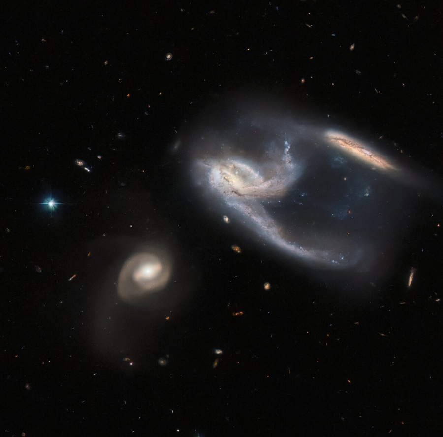 A Hubble Űrtávcső (HST) ACS kamerájával és a 4m-es Víctor M. Blanco Telescope DECam kamerájával készült felvétel az NGC 7764a-ról. A Hubble Űrtávcső (HST) ACS kamerájával és a 4m-es Víctor M. Blanco Telescope DECam kamerájával készült felvétel az NGC 7764a-ról.